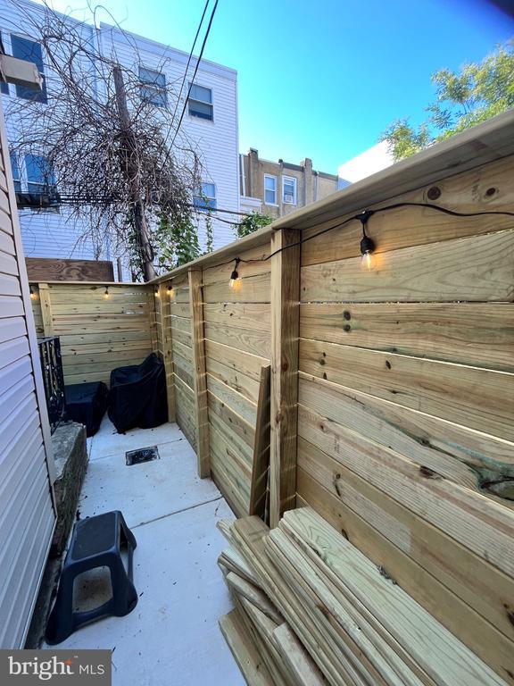 Building Photo - 2048 N Darien St