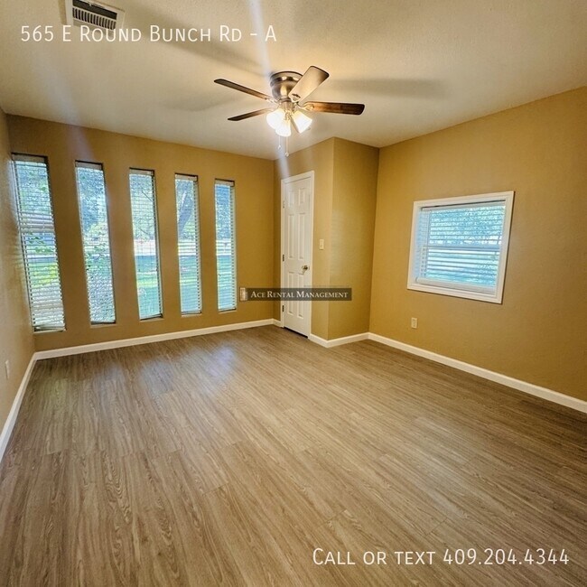 Building Photo - 565 E Roundbunch Rd