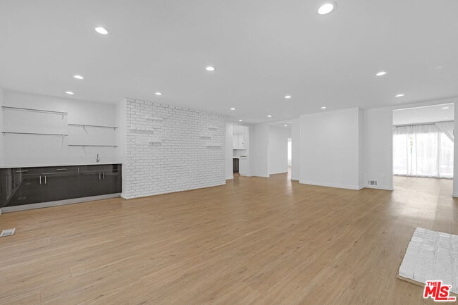 Building Photo - 621 N Bedford Dr