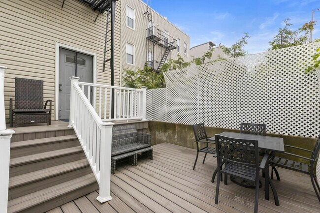 Building Photo - 101 Zabriskie St