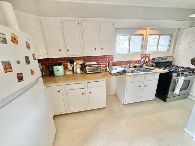 Building Photo - 3 Bedroom Apartment in Burlington VT Available 6/1!