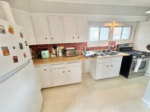 Building Photo - 3 Bedroom Apartment in Burlington VT Available NOW! OFF STREET PARKING, LAUNDRY, HEAT INCLUDED.