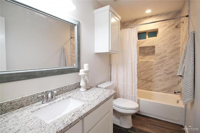 Building Photo - 807 Cathedral Hl