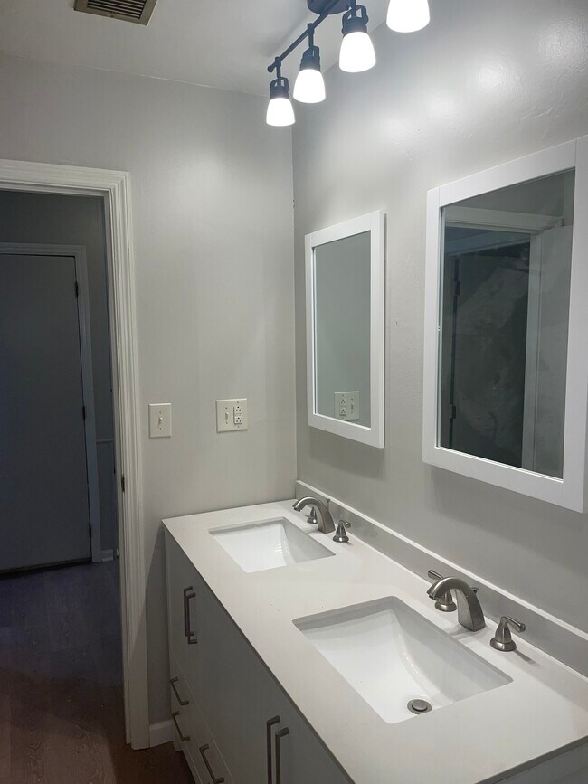 Building Photo - 400 Schenkel Ln