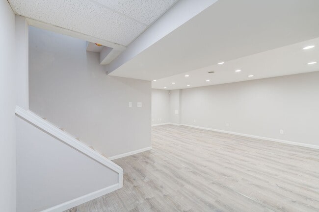 Building Photo - 3 bedroom 2 bath house with attached garage.