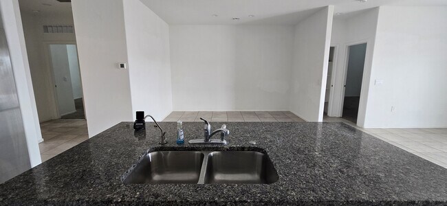 Building Photo - 1527 E Lardner Dr