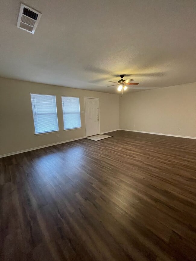 Building Photo - Beautiful home close to down town Granbury and Schools