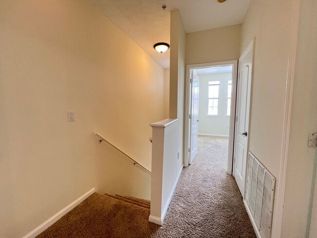 Building Photo - Perfect apartment waiting for you!