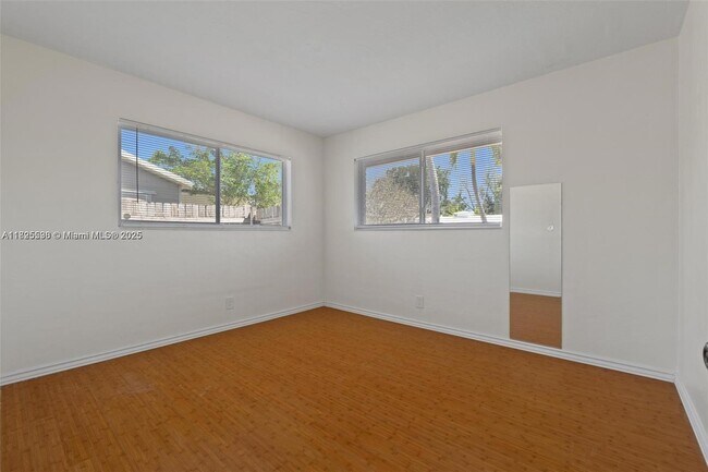 Building Photo - 609 NW 30th Ct