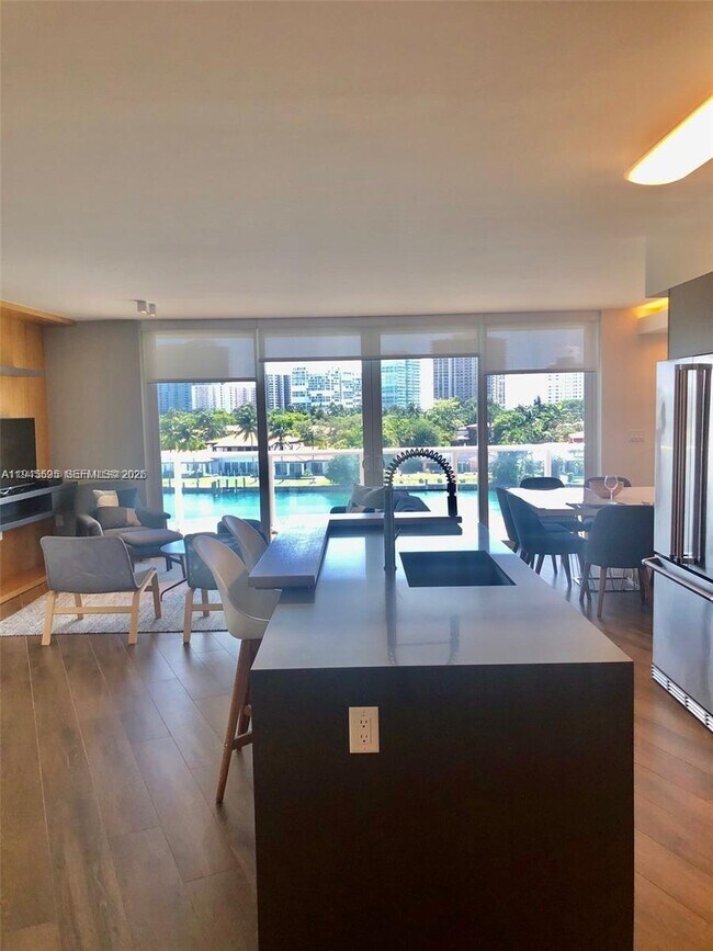 Building Photo - 9821 E Bay Harbor Dr