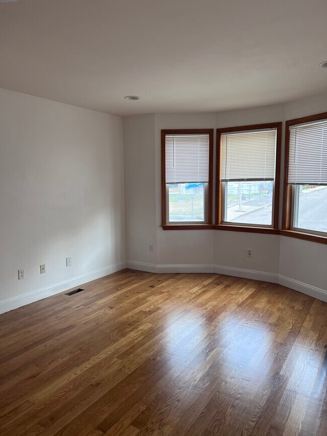 Large 3 Bed 1 Bath in Dorchester - 26 Julian St