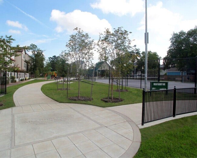 Building Photo - 908 W 23rd St