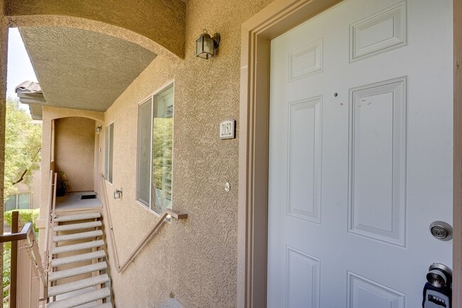 Building Photo - Charming 3 Bedroom Rental with Fireplace, ...