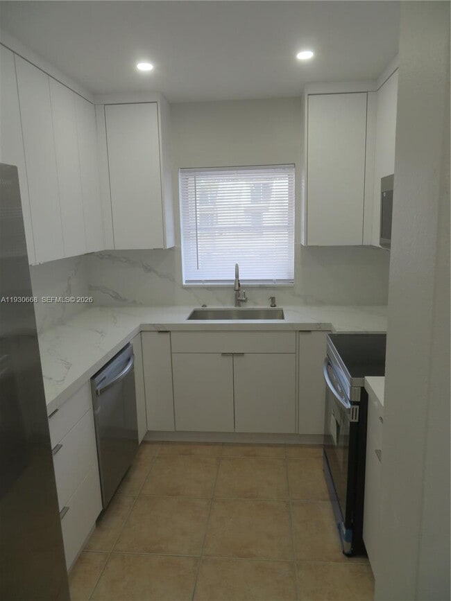 Building Photo - 7328 Miami Lakeway S