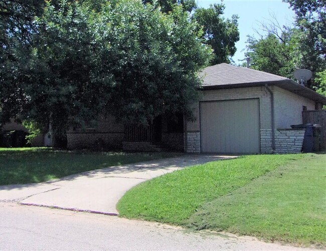 Building Photo - 3 BED 1 BATH IN CASADY HEIGHTS ADDITION OF THE VILLAGE