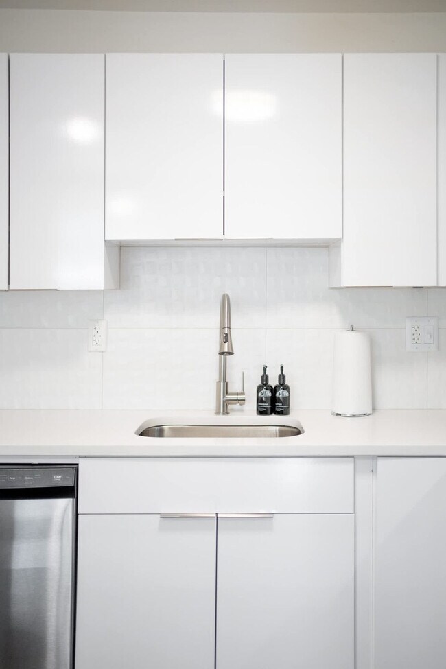 Building Photo - 1136 Crescent Ave NE