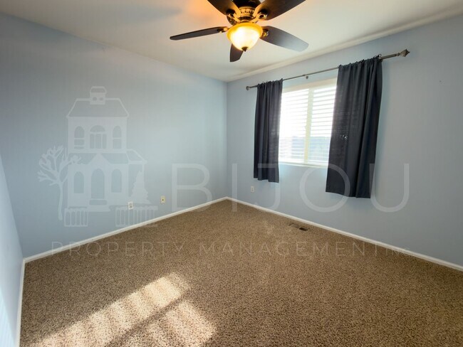 Building Photo - 3739 Range Dr