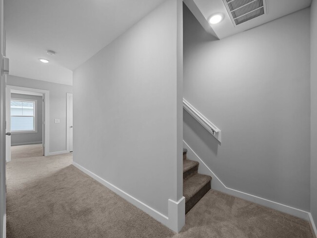Building Photo - Large 3 story townhome near beach with community POOL and GYM!