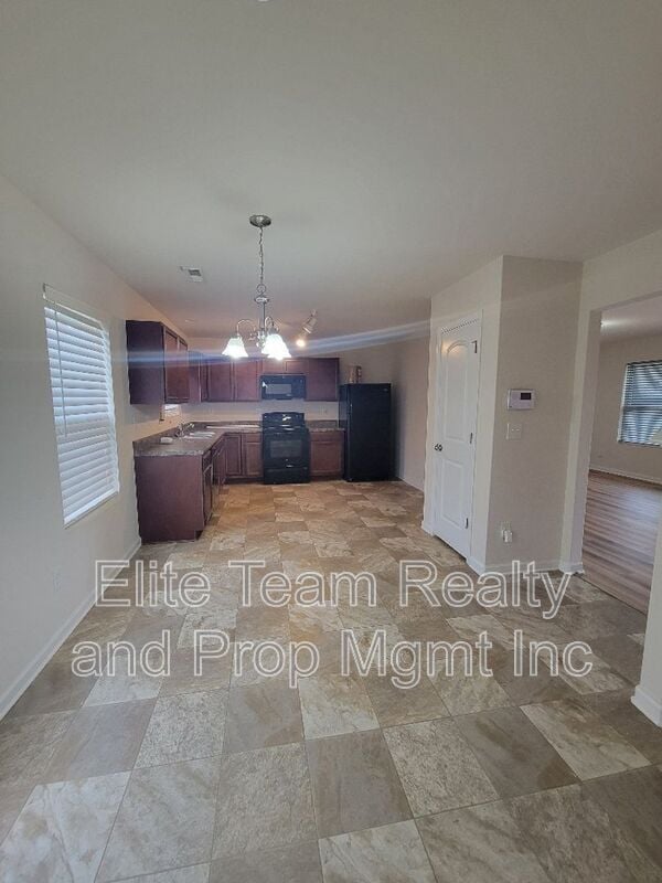 Building Photo - 5823 Hewitt Dr