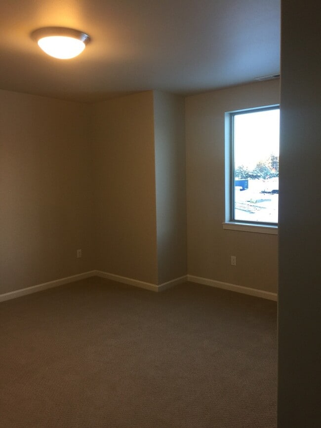 Building Photo - SE Bend, LIKE NEW Townhouse, 3 Bedrooms, 2 1/2 Baths, Garage, Gas Heat, Patio