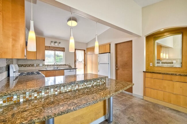 Building Photo - Coastal Living - Minutes from the Beach