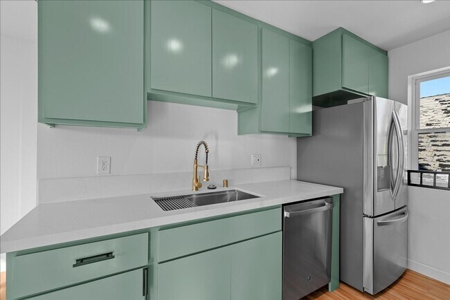 Building Photo - Modern Three Story Apartment!