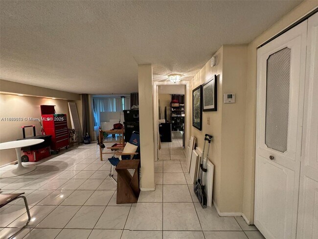 Building Photo - 3720 Inverrary Dr