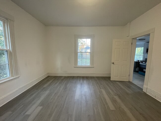 Building Photo - 852 Brook St