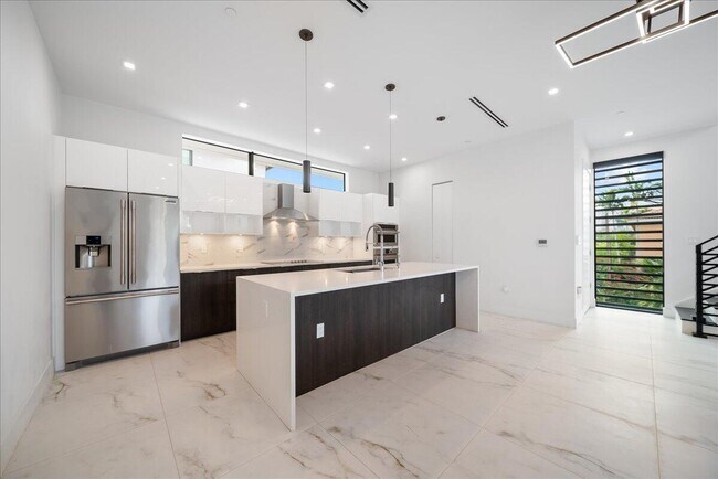 Building Photo - 1052 N Victoria Park Rd