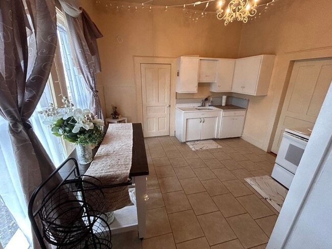 Building Photo - Lovely Historical Home