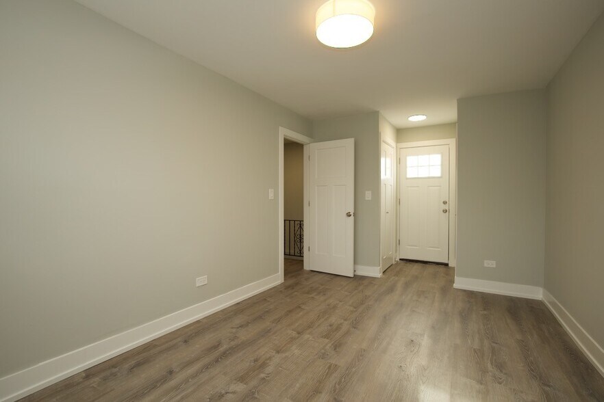 Building Photo - 450 W Barry Ave