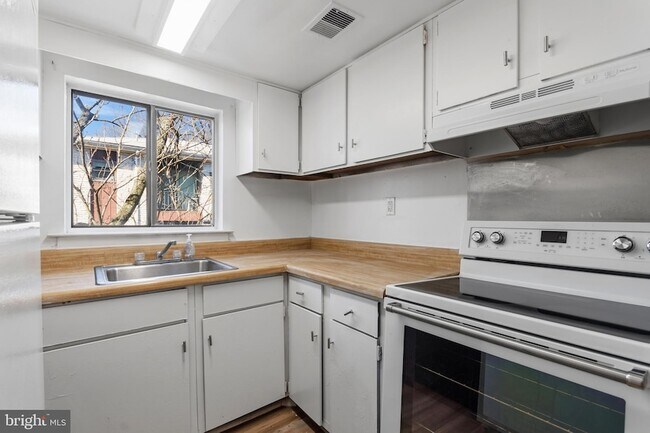 Building Photo - 8030-8000 Ditman St