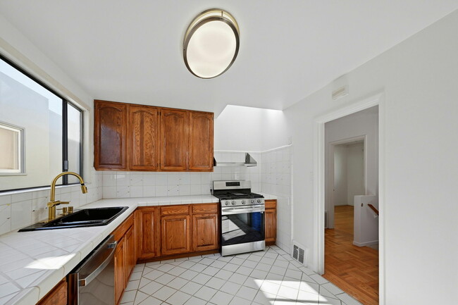 Building Photo - 72 Huntington Dr