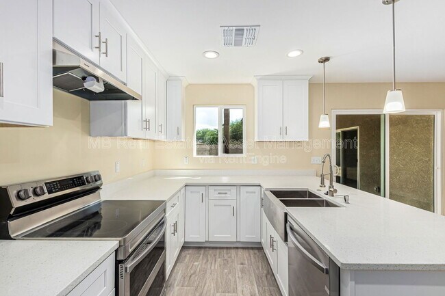 Building Photo - 413 E Southern Ave