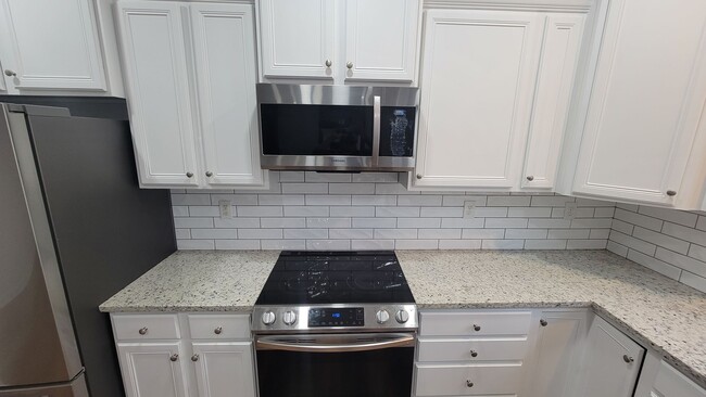 Building Photo - The 5 Bedroom You've Been Looking For!!