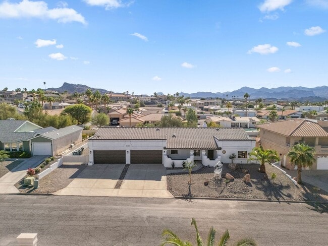 Building Photo - 4 Bedroom Pool Home on the Golf Course