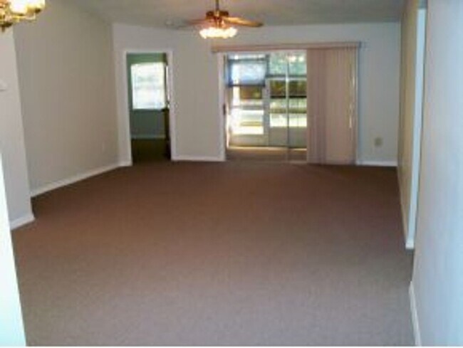 Building Photo - Spacious 3BR/2BA Home in Rainbow Acres – L...