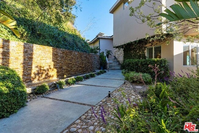 Building Photo - 8825 Hollywood Blvd