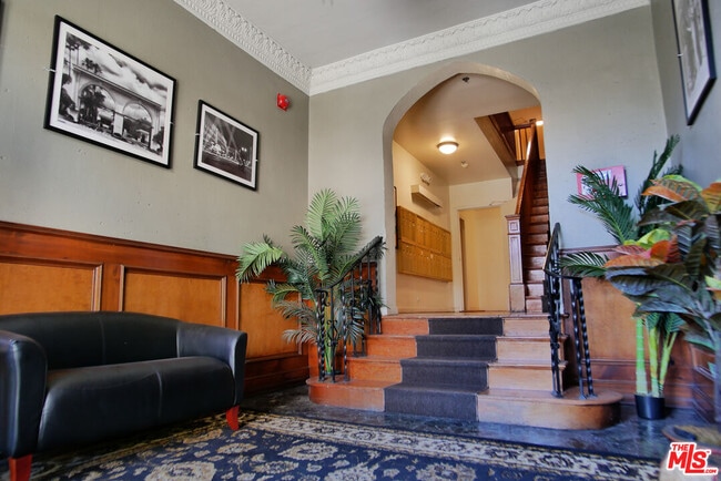 Building Photo - 611 Cloverdale Ave