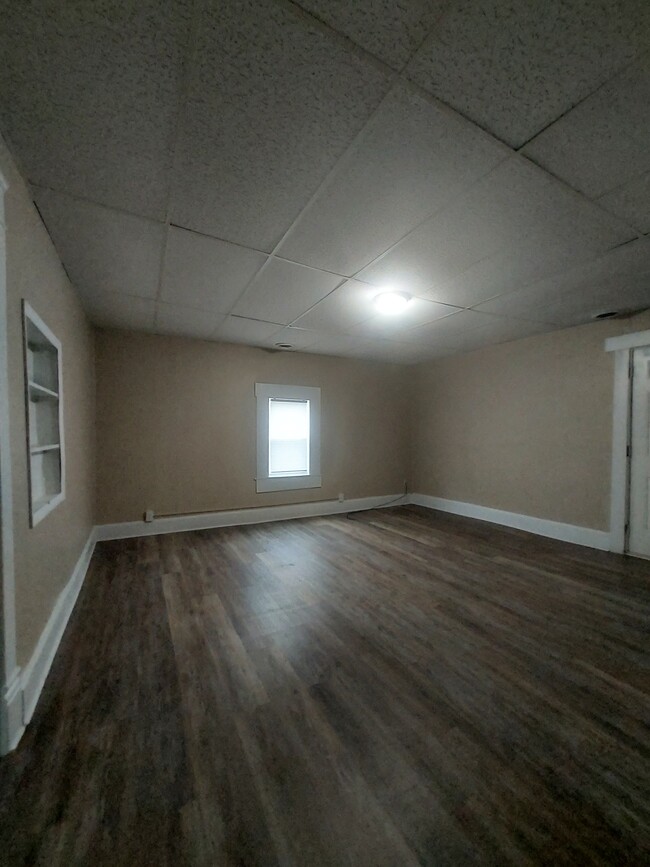 Building Photo - 2 Bedroom, 1 Bath Apartment