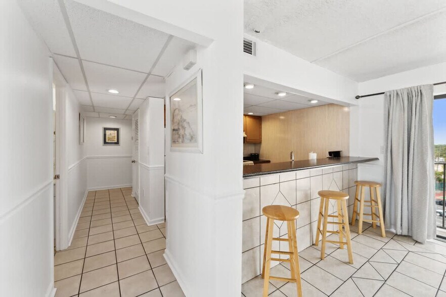 Building Photo - 8815 Thomas Dr