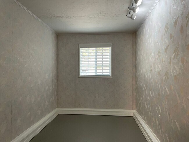 Building Photo - Nice 3 Bedroom 2 Bath Home-Office Space-Lo...