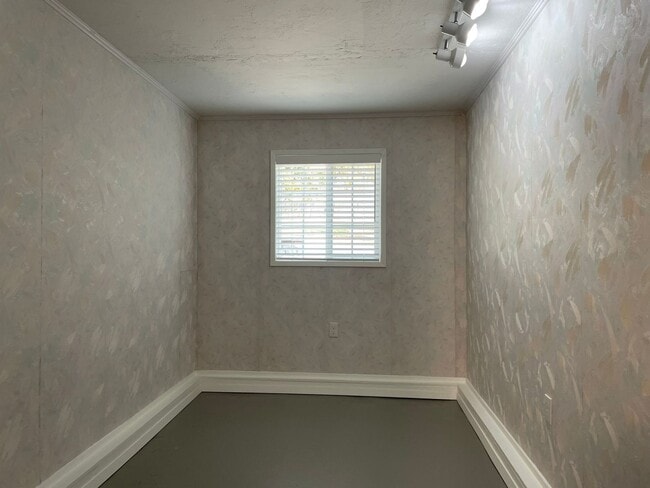 Building Photo - Nice 3 Bedroom 2 Bath Home-Office Space-Located in a Quiet East Medford  Nieghborhood East Medford