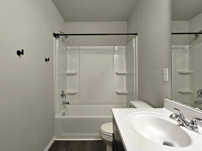 Building Photo - Harrah Haven: Exceptional 3 Bed, 2 Bath Re...