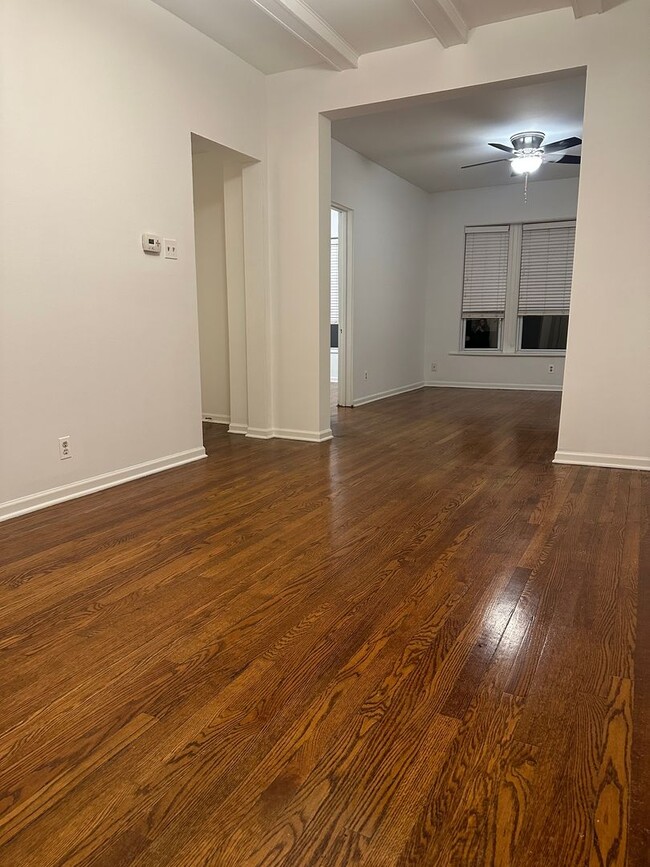Building Photo - Beautiful 1 Bed Apartment in North Center/ Ravenswood Area Available September 1st