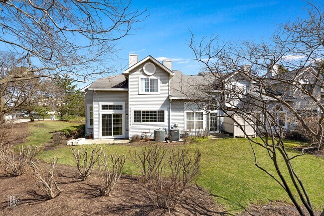 Building Photo - Gorgeous End Unit with 3 Bed/2.5 Baths and...