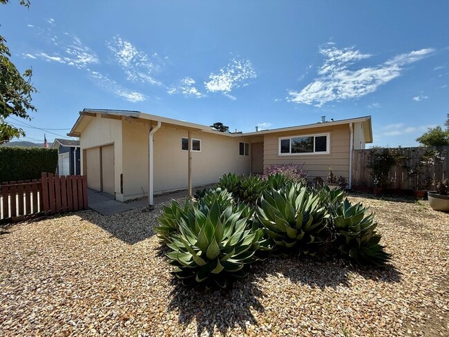 Primary Photo - Spacious Ranch-Style Home with Bonus Room ...