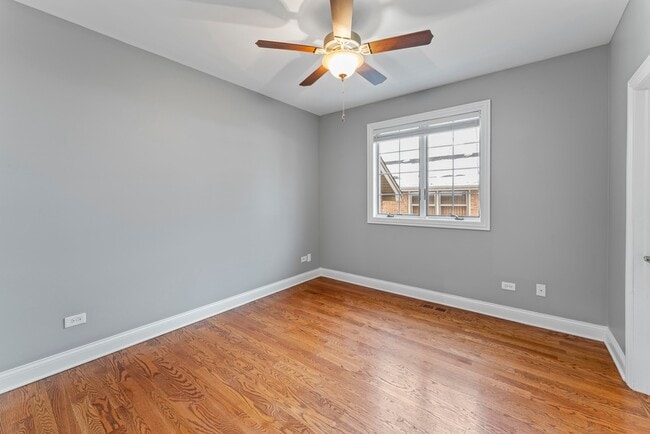 Building Photo - 9743 Oak Park Ave