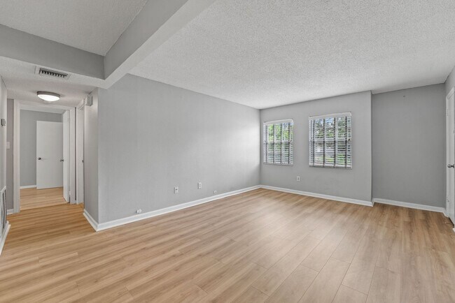 Building Photo - Orlando - 2 Bedroom, 1 Bathroom - $1995.00