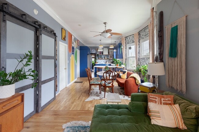 Building Photo - Stylishly Updated 3/2 w/ Large Deck in Grant Park!